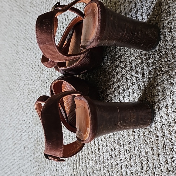 Chief Mihara ladies heeled leather sandals. Gently used condition 37.5 - Picture 4 of 9